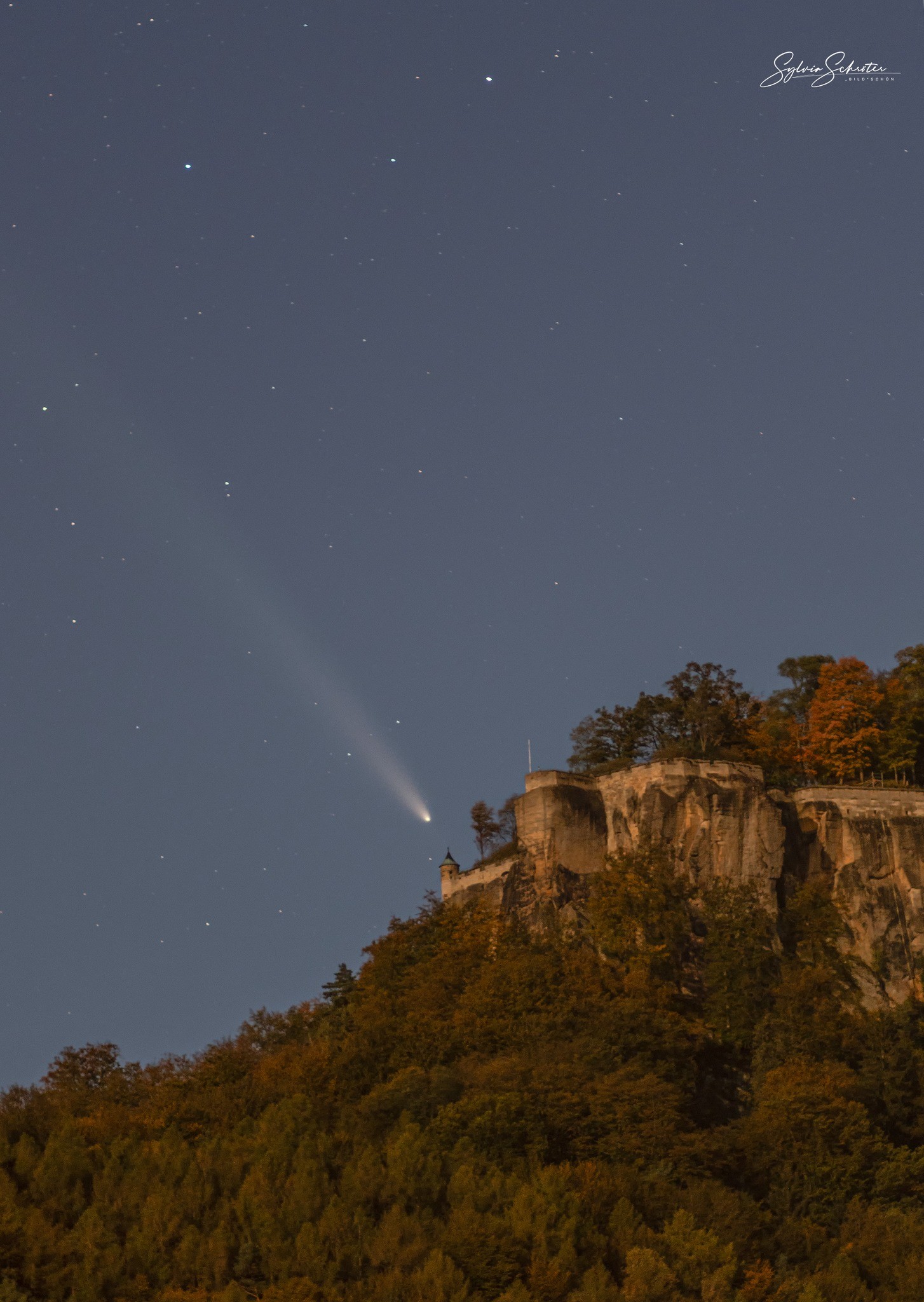 Aufnahme vom Komet Tsuchinshan-Atlas über die Festung Königstein in Sachsen vom Mittwoch 16.10.2024 Bild stammt vom Facebook Account "Bild&quot;schön , (Sylvia Schröter http://www.bildschoen.org/ )